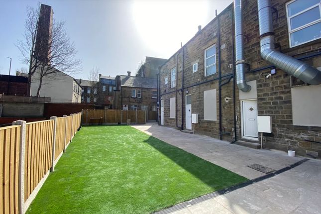 2 bed flat on Queen Street, Leeds LS27